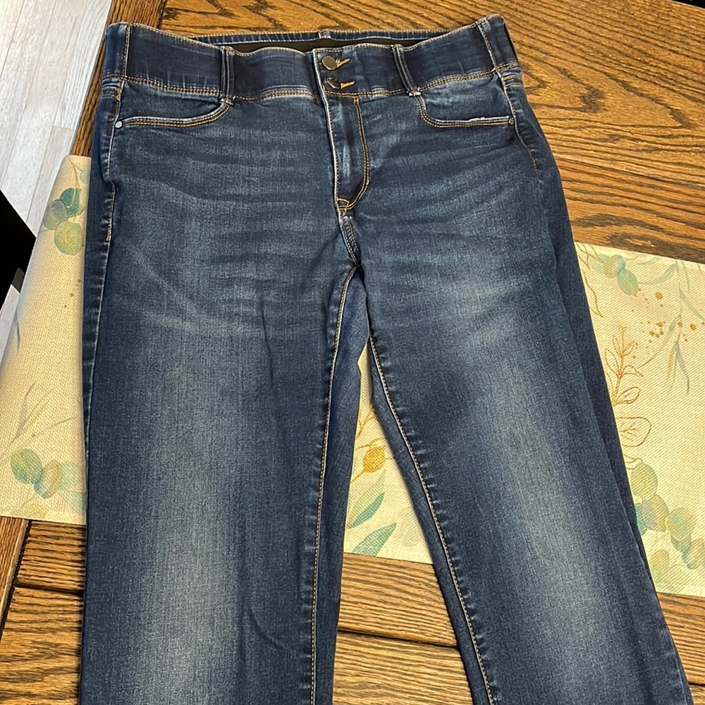 Apt. 9 Straight Leg Jeans with Comfort Waistband. Size 14.
